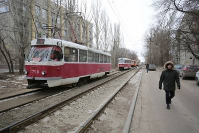 Пешеход на юге Волгограда разбил бутылкой лобовое стекло трамвая