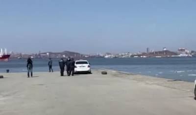 Во Владивостоке водитель иномарки утонул в море, пытаясь уйти от погони ДПС