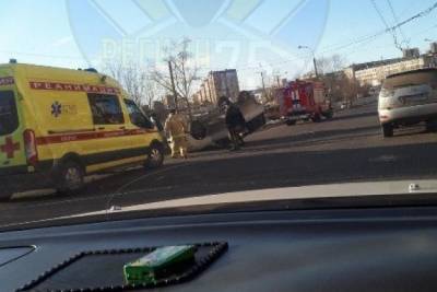 Тойота перевернулась на крышу после ДТП на улице Кирова в Чите
