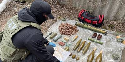 В Славянске СБУ обнаружила тайник с оружием и взрывчаткой, предназначенных для совершения диверсий в регионе - фото - ТЕЛЕГРАФ