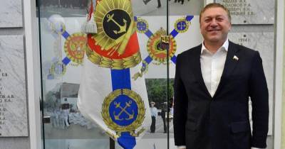 За вклад в патриотическое воспитание офицеров ВМФ: депутата Госдумы Ярошука наградили почётной медалью