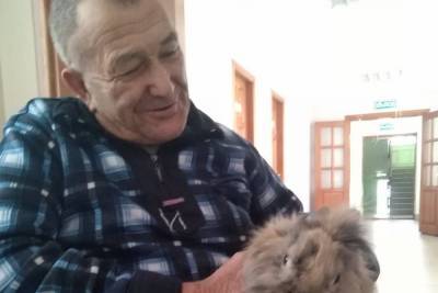 В Токарёвском доме-интернате депрессию лечат кроликотерапией