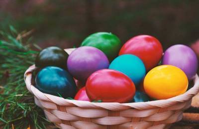 Как покрасить яйца с помощью подручных средств: 5 простых способов