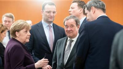 Странный политический курс Ангелы Меркель: почему она топит своих