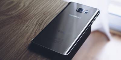Samsung запретил россиянам удалять сервисы "Яндекса" со смартфонов