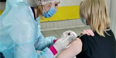 Степанов рассчитывает получить до 37 млн доз вакцины от COVID-19 до конца года