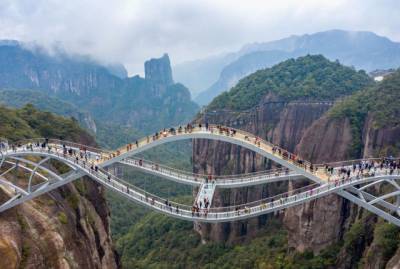 В Китае появился «изгибающийся» мост из стекла (ФОТО)