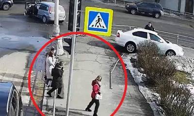 Полицейский на «Шкоде» снес ограждения и вылетел на тротуар в центре Петрозаводска