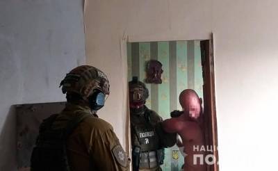 Житель Николаева забаррикадировался в квартире с гранатой