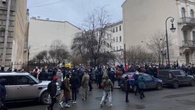 Петербуржцы второй день протестуют против застройки сквера в Кузнечном переулке