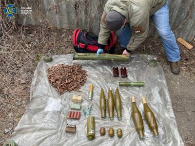 Килограмм тротила и гранаты: СБУ нашла хранилище с боеприпасами боевиков в Славянске – фото
