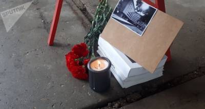 С цветами и гробом: активисты в Риге "похоронили" жемчужину советского модернизма