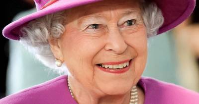 Королева Британии впервые "вышла на работу" после смягчения локдауна