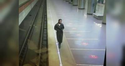 Девушка обнажилась на камеру слежения в метро