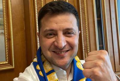 Зеленский сделал селфи в шарфе сборной Украины в ожидании победы над Казахстаном