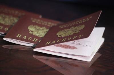 Более 420 тысяч жителей Донбасса получили российские паспорта, сообщил Козенко