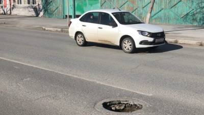В центре Тюмени около улицы Ленина на дороге образовалась большая яма