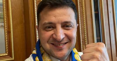Футбол: Зеленский в старом шарфе собрался болеть за Украину против Казахстана (ФОТО)