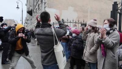 Видео: петербуржцы вышли на защиту сквера в Кузнечном переулке