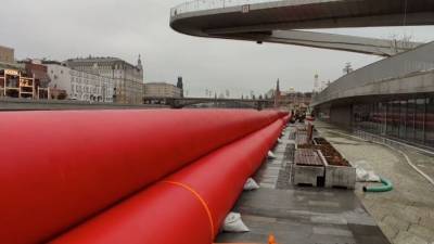 На Москворецкой набережной начали устанавливать барьер на случай повышения воды