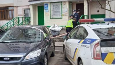 Второй случай в доме за неделю: в Киеве на Троещине с высоты упала молодая женщина