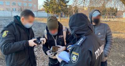 Украли более миллиона гривен, находясь в тюрьме: в Харькове разоблачили кибермошенников (фото, видео)