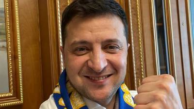 Этот шарф помнит множество побед, – Зеленский пожелал удачи сборной Украины