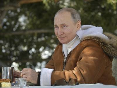 Песков рассказал о предпочтениях Путина в еде и одежде