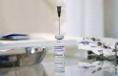 Около тысячи москвичей заболели коронавирусом после вакцинации