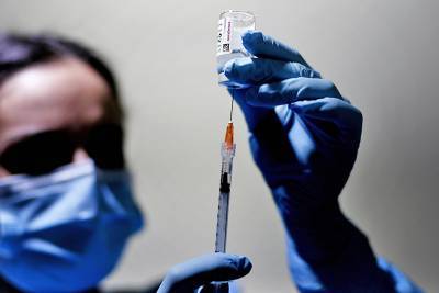 Регулятор ЕС не стал ограничивать применение вакцины AstraZeneca