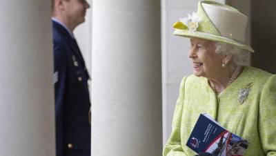 Королева Елизавета II вышла в свет в ярком образе: фото в салатовом пальто