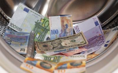 Эксперт сделал прогноз курса доллара и евро