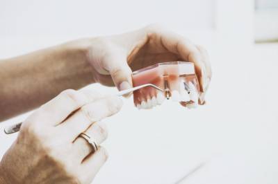 Как восстановиться после имплантации зуба?