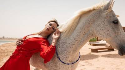 Леся Никитюк ошеломила фотосессией с лошадью: изысканный look в платье с декольте