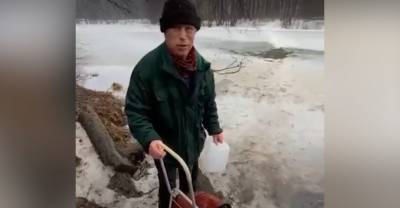 В Подмосковье случайный прохожий спас пенсионера, который угодил под лёд на пруду — видео