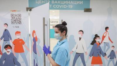 Около тысячи москвичей заболели COVID-19 после вакцинации