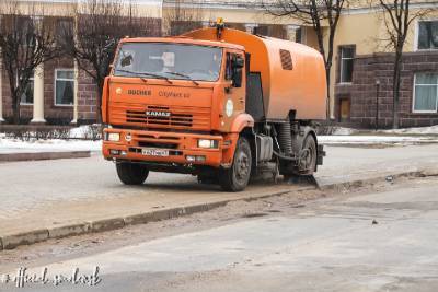 Как коммунальщики борются с пылью на улицах Смоленска
