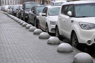 Кабмин запретил оборудовать парковки на тротуарах