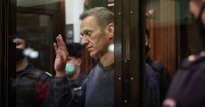 "Отнимает обе ноги": Навальный объявил голодовку в колонии из-за ситуации со здоровьем