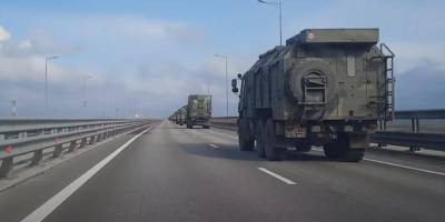 «Из-за провокаций на границе». Россия перебрасывает военную технику в оккупированный Крым — видео