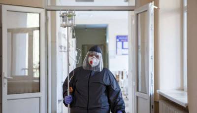 В Хмельницком пациентов с COVID-19 кладут в коридорах больниц