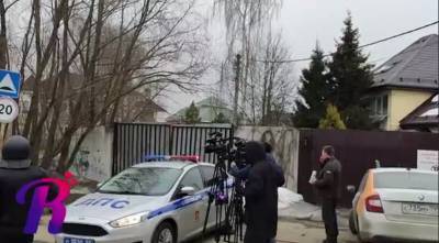 Активная стрельба началась возле дома в Мытищах, где забаррикадировался стрелок