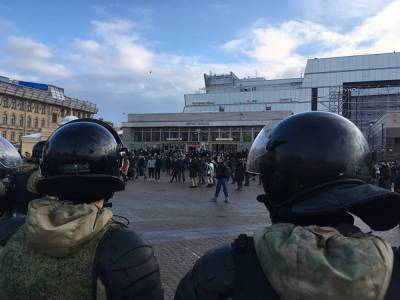 Петербуржцу, ударившему полицейского на митинге, назначили условный срок
