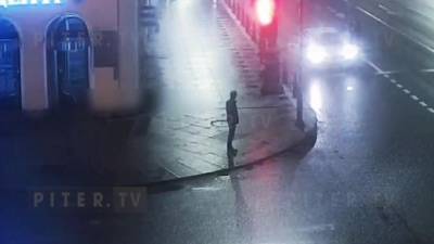 На видео попала драка водителя такси и самокатчиков в центре Петербурга