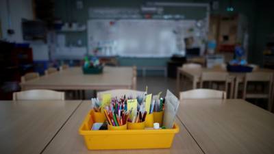 Франция закроет на три недели детские сады и школы