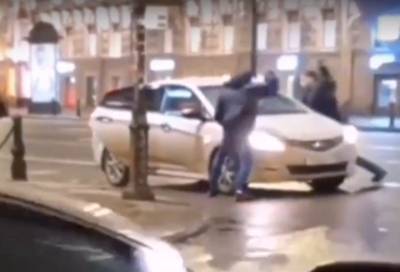 В Петербурге таксист подрался со своими пассажирами