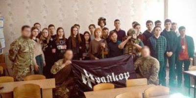 Директора харьковской гимназии отстранили после урока патриотического воспитания, проведенного Фрайкором