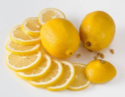 Пейте тёплую воду с лимоном каждое утро, но не делайте эту ошибку, которую совершают многие, когда пьют этот напиток!
