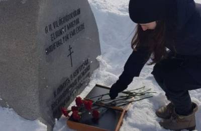 Почтили союзников Гитлера: сторонники Путина перепутали могилы на акции памяти