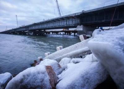 Больше 100 российских кораблей попали в «ловушку» у Керченского моста: в Азовском море все сковало льдом